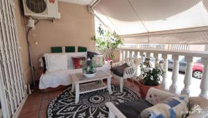 En balkon eller terrasse på 2 bedroom flat 100m from the beach with huge terrace