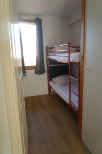 Postel nebo postele na pokoji v ubytování Apt les luges pour 4 à 6 pers vue vallée wifi + 40 fotografií