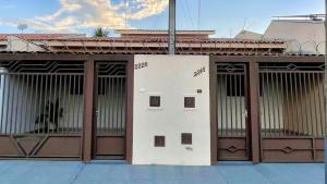 a building with doors and windows on a street at Casa Gêmeas 1 in Andradina +5 photos