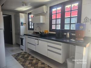 Køkken eller tekøkken på apartamento centro Ubatuba