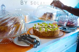 une table avec un gâteau aux raisins dessus dans l'établissement Pousada Arte do Velejo by Solarium, à São Miguel do Gostoso 51 autres photos