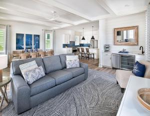 Гостиная зона в Margaritaville Beach Cottage Resort Panama City Beach