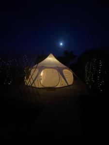 El RosarioLa Colmena Glamping Reina的夜晚的月光照亮了帐篷