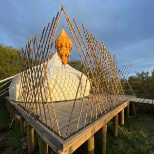 El RosarioLa Colmena Glamping Reina的一个木制平台，上面放着一只风筝。