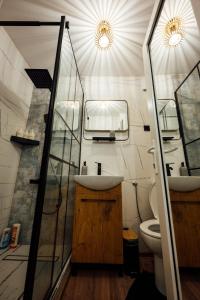 un bagno con lavandino e WC di Urban Escape Studio a Ploieşti