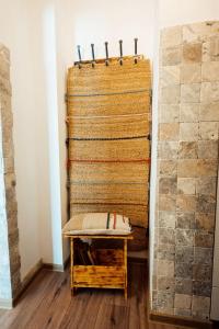 un portasciugamani nell'angolo di una stanza di Urban Escape Studio a Ploieşti Altre 5 foto