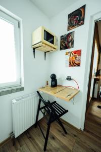 una scrivania con forno a microonde e una sedia in camera di Urban Escape Studio a Ploieşti