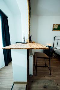 un tavolo in una stanza con una panca e una sedia di Urban Escape Studio a Ploieşti