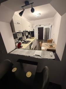 ein Blick auf eine Küche mit einer Arbeitsplatte in der Unterkunft Sweet home lux RF in Buzău