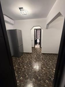 Ein leerer Raum mit einem Flur, dessen Boden mit Marmor ausgelegt ist. in der Unterkunft Sweet home lux RF in Buzău + 1 Foto