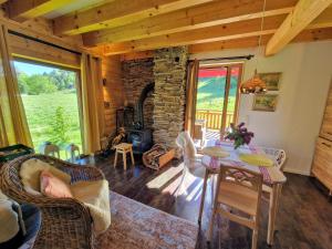 una sala de estar con una mesa y una chimenea en Górskie Siedlisko - 3 Chaty, en Rycerka Górna 68 fotos más