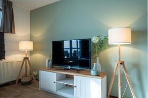 Et tv og/eller underholdning på Beach Apartment By The Sea