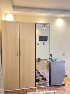 een woonkamer met een glazen schuifdeur bij Middle East pyramids veiw &spa in Caïro