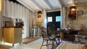 费雷列斯La Casa Menorca的房间里有一张桌子和几把椅子的厨房