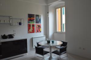 Una cocina con una mesa y sillas en una habitación. en Apartment Perugia, en Perugia