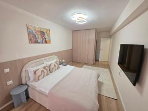En eller flere senge i et værelse på Milan Luxury Apartaments VIII #Târgu Mureș