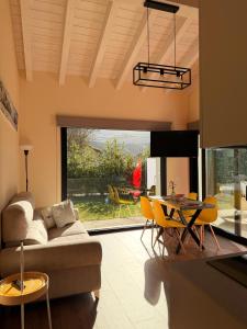 een woonkamer met een bank, een tafel en stoelen bij Las Mareas de Llanes in Andrín