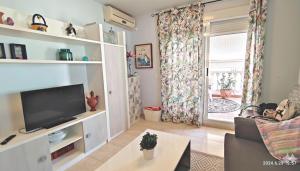 Et tv og/eller underholdning på 2 bedroom flat 100m from the beach with huge terrace