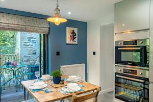 ein Esszimmer mit Tisch und eine Küche in der Unterkunft 2 Bed in Melkridge oc-b32221 in Haltwhistle