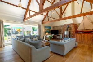 een woonkamer met banken en een tv bij 4 Bed in Blakeney oc-1948 in Blakeney