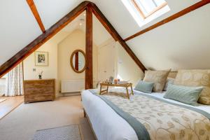 een slaapkamer op zolder met een bed en een tafel bij 4 Bed in Blakeney oc-1948 in Blakeney