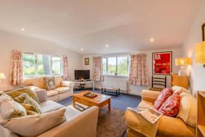 een woonkamer met twee banken en een tv bij 1 Bed in Catton oc-b31984 in Catton