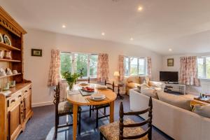 een woonkamer met een tafel en een bank bij 1 Bed in Catton oc-b31984 in Catton