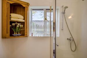 een badkamer met een douche en een raam bij 1 Bed in Catton oc-b31984 in Catton +19 foto's