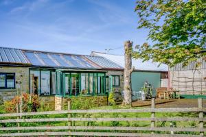 een oud stenen huis met een hek ervoor bij 1 Bed in Catton oc-b31984 in Catton