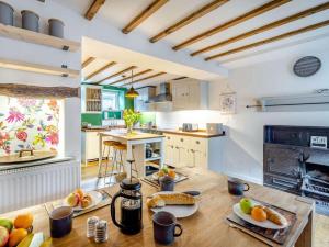 eine Küche mit einem Tisch und Obst darauf in der Unterkunft 3 Bed in Ulverston oc-87960 in Greenodd + 32 Fotos