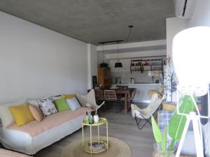 a living room with a couch and a table at Departamento de mar- UF5-La Reserva Almarena in Costa del Este