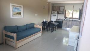 a living room with a couch and a kitchen at dpto SanLuis in Valeria del Mar