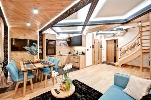 Køkken eller tekøkken på Domki pod Grapą TWIN & JAKUZZI DELUXE & Willa pod Grapą