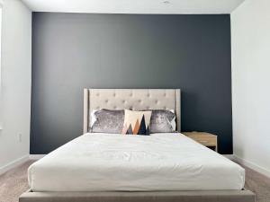 ein Schlafzimmer mit einem großen Bett mit einer blauen Wand in der Unterkunft Luxury 4Beds 3Baths 2Balcony Penthouse 542Blvd in Atlanta + 22 Fotos