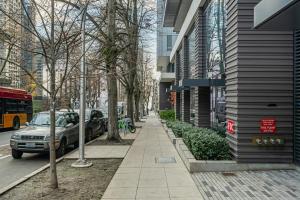 Una acera en una ciudad con un coche aparcado en la calle. en First Hill 1BR w Gym Coworking SEA-437, en Seattle