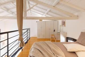 een slaapkamer met een bed en een balkon bij Casa Rifa in Serramanna