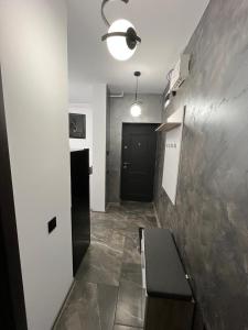 un corridoio con una porta nera e un corridoio nero sidx sidx sidx di Ideal House Rent a Petroşani