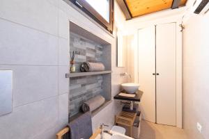 een badkamer met toilet en wastafel bij Casa Rifa in Serramanna +20 foto's