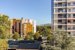 eine Luftaufnahme einer Stadt mit hohen Gebäuden in der Unterkunft Suite 2 à 4 personnes lit rond Bergson Stade Zénith in Saint-Étienne