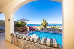 une villa avec piscine et patio dans l'établissement Odysseus Villa, à Pláka