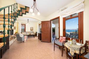 un salon avec vue sur l'océan dans l'établissement Odysseus Villa, à Pláka