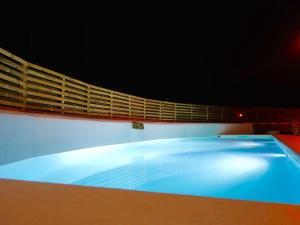 una grande piscina blu in una stanza con finestra di Casa Poente - Casas de Seixe a São Teotónio Altre 51 foto