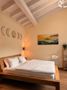 een slaapkamer met een bed in een kamer bij Las Mareas de Llanes in Andrín