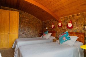 two beds in a room with a wall at Mi Tesoro in Viveiro