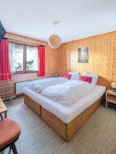 Un dormitorio con una cama grande en una habitación. en Appartement-chalet à Verbier près des pistes, en Verbier