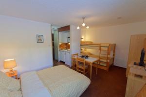 En eller flere senge i et værelse på Studio Serre Chevalier 300m des pistes