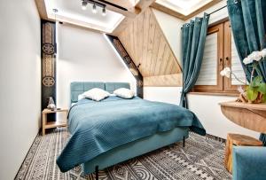 En eller flere senge i et værelse på Domki pod Grapą TWIN & JAKUZZI DELUXE & Willa pod Grapą