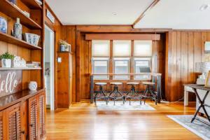 Et opholdsområde på Comfortable Cabin on Lake and 20 min from Ski Hill and Alpine Valley