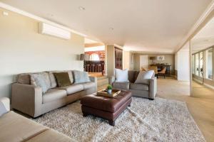 Posezení v ubytování Stunning View Estate with Pool & Game Room