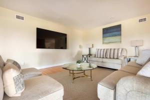 Posezení v ubytování Stunning View Estate with Pool & Game Room